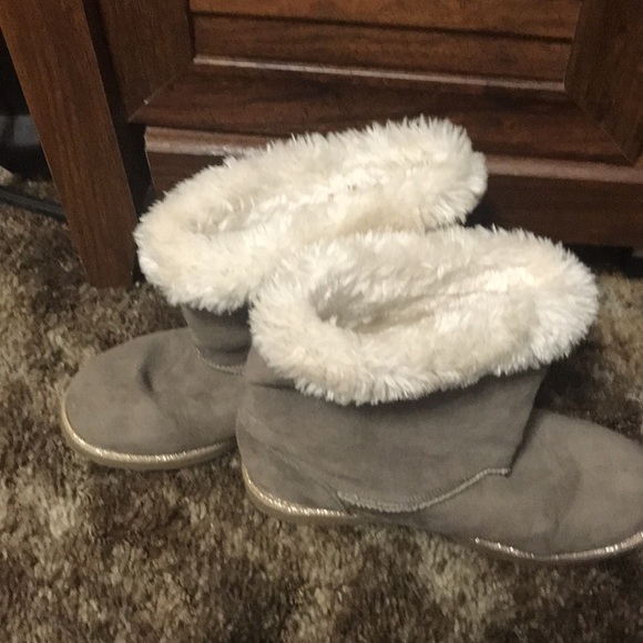 Shoes like new have not worn them much but are used they are like brown and grey - Picture 4 of 5